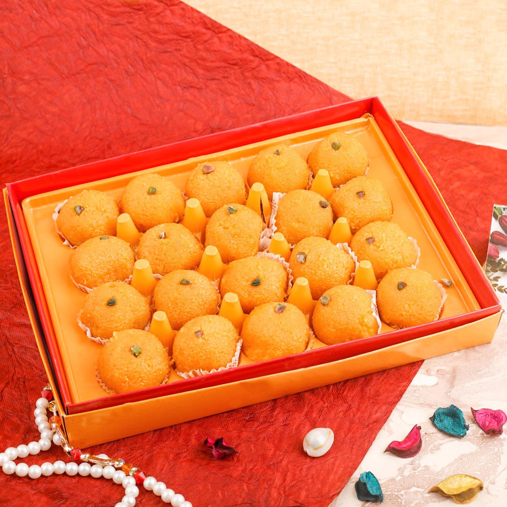 1-kg-laddu-luv-flower-cake